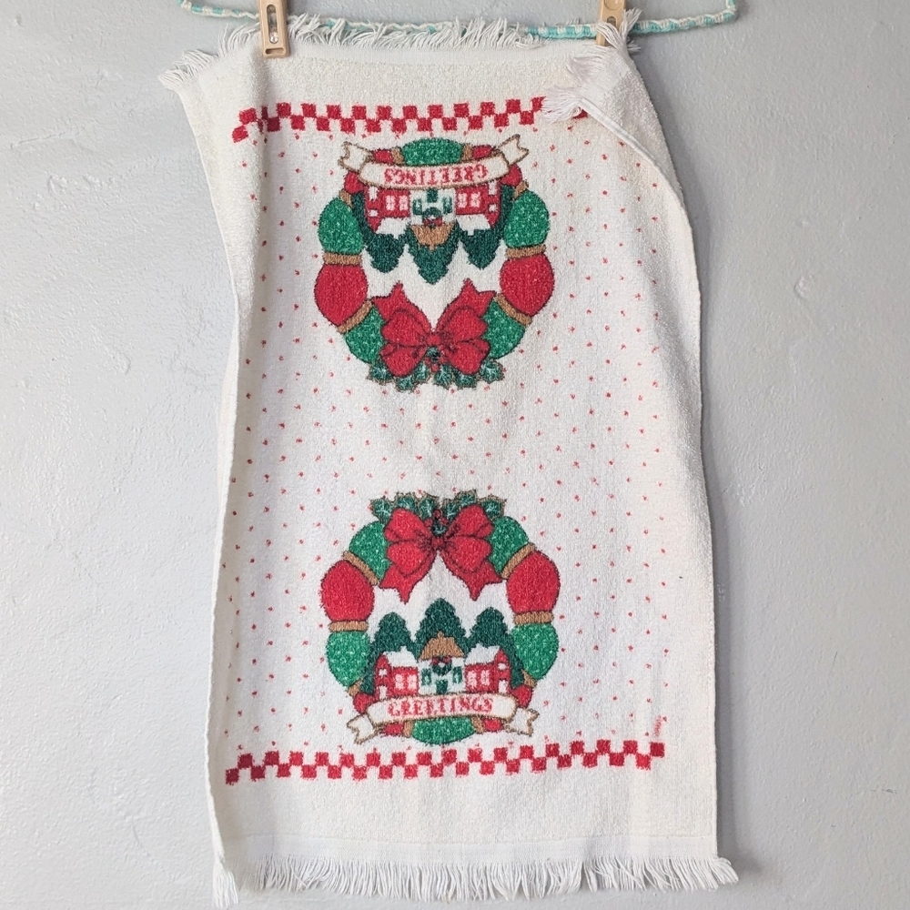 Vintage Retro Christmas Hand Towel | Wreath & Village Scene | 15" x 24"